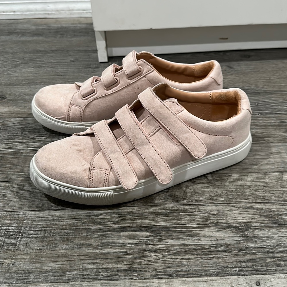 Light pink Velcro sneakers